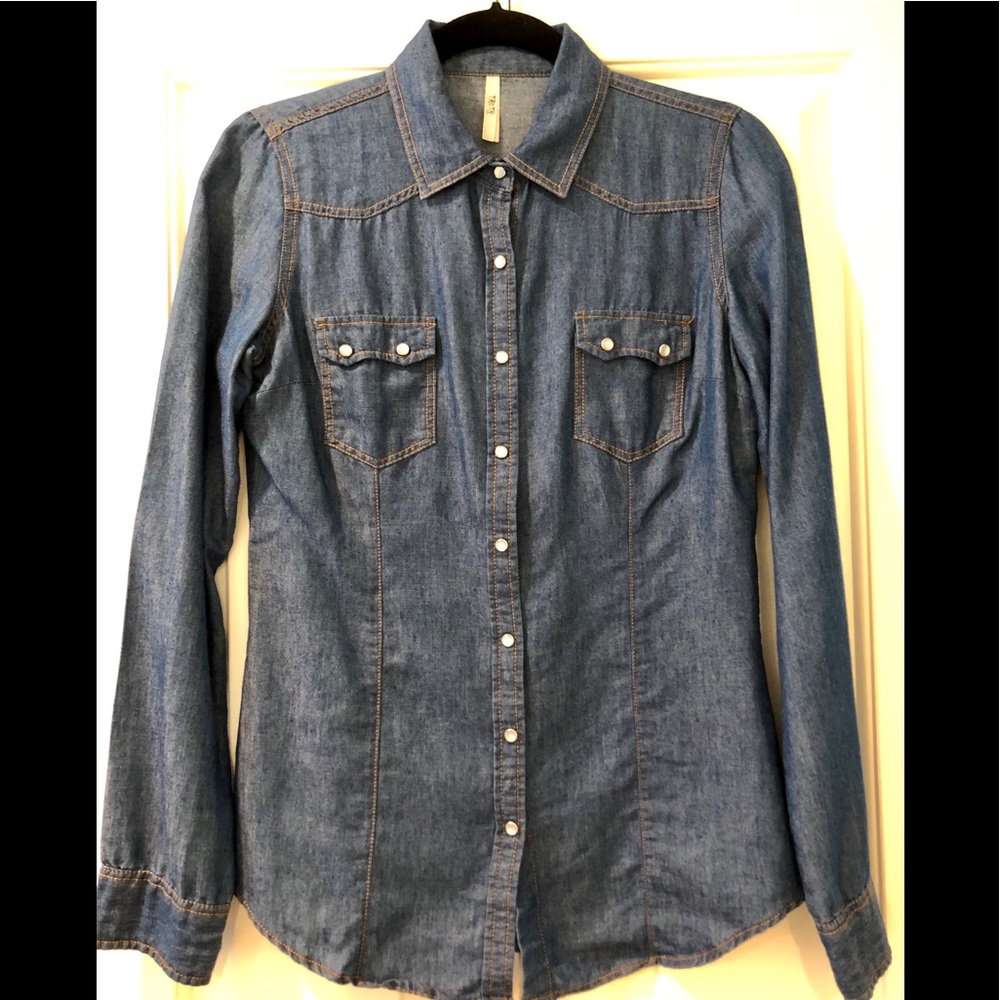 Truth (M) Chambray Denim Button Down Top